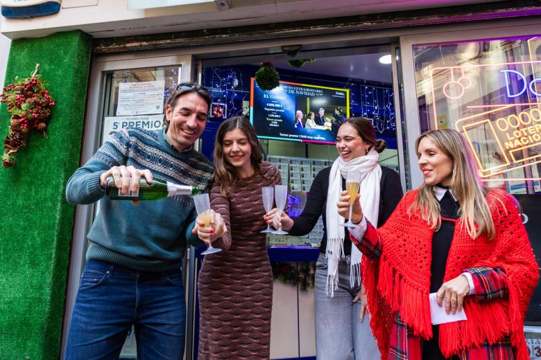 La administración Doña Lola de Toledo celebra la venta de un cuarto premio en la Lotería de Navidad. EFE/Ángeles Visdómine