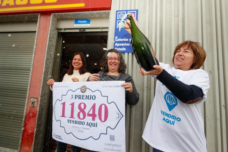 Las propietarias de un estanco de Lugo celebran la venta del tercer premio de la Lotería de Navidad en su establecimiento de Lugo. EFE/Eliseo Trigo