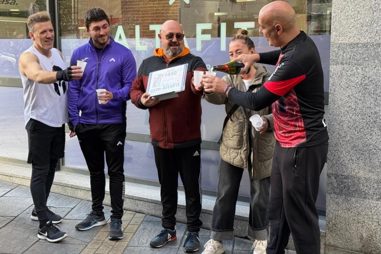 Socios del gimansio AltaFit celebran haber recibido parte del tercer premio del Sorteo de Navidad