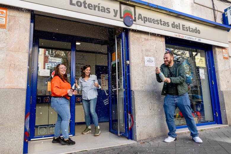 Administración La Bruja, en el número 12 de la calle Colombia de Madrid, que ha vendido el número 48.020, uno de los cuartos premios de la Lotería de Navidad