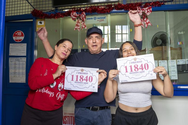 Plácido Perdomo (c), dueño de la administración número 3 de Arrecife, celebra junto a su familia haber vendido una serie del tercer premio del Sorteo Extraordinario de la Lotería de Navidad