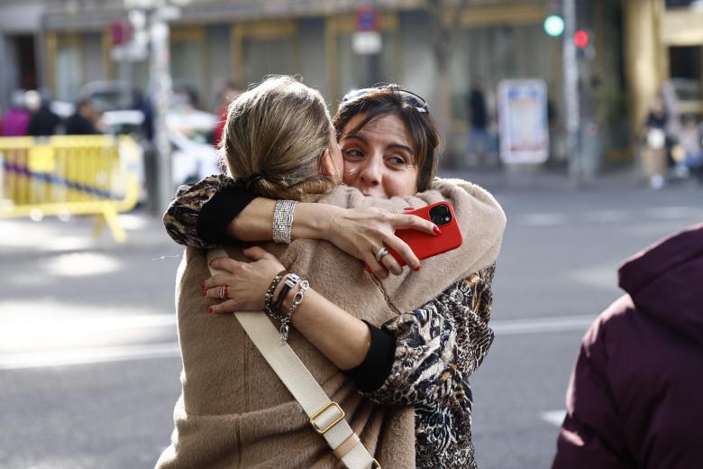 Victoria, lotera de un quiosco de la calle Gran Vía de Madrid, celebra este domingo tras vender el número 45.225, el quinto de los ocho quintos premios del sorteo de la lotería de Navidad