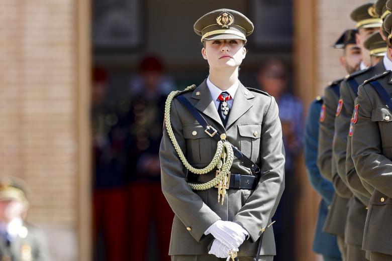 El 3 de julio la Princesa Leonor se despedía de Zaragoza al concluir su formación en la Academia Militar General del Ejército de Tierra. Su padre le entregaba el título de dama alférez cadete y le impuso la Gran Cruz del Mérito Militar con distintivo blanco. Poco más de un mes después y tras disfrutar de Mallorca junto a su familia, la heredera ponía rumbo a Galicia  para recibir su formación como guardiamarina en la Escuela Naval de Marín