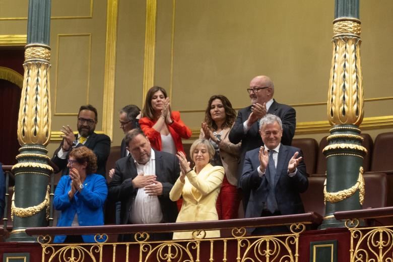 El 30 de mayo el Congreso de los Diputados aprobó de manera definitiva la ley de amnistía que Pedro Sánchez pactó otorgar a los partidos secesionistas catalanes a cambio de sus votos en la sesión de investidura de 2023. Ésta la primera derrota del régimen del 78 Siguiente parada: referéndum”, avisó desde la tribuna de la Cámara Baja el portavoz de ERC en la Cámara Baja, Gabriel Rufián. En la tribuna asistían a la sesión, con aire triunfal, varios de los amnistiados: Oriol Junqueras, Dolors Bassa, Carmen Forcadell o Jordi Turull