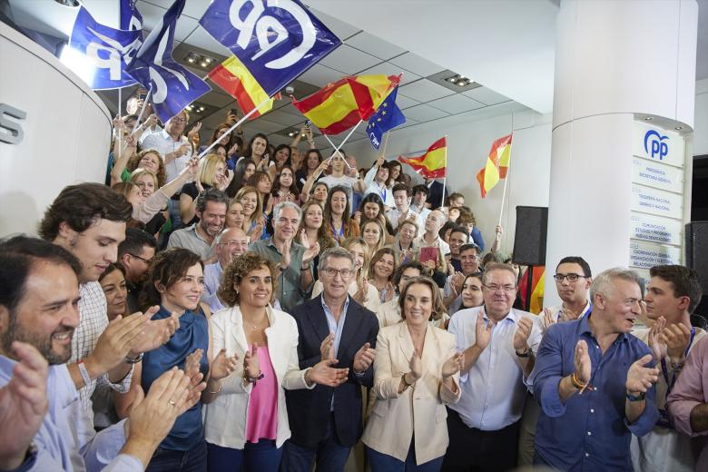 Sede del PP la noche electoral. Europa Press.  El PP fue el vencedor de los comicios comunitarios del pasado 9 de junio, logrando 22 escaños en la Eurocámara; nueve más que en las elecciones pasadas al Parlamento Europeo de 2019, y 2 más que la segunda formación, el PSOE. Además, los ‘populares’ fueron el partido más votado en 42 provincias