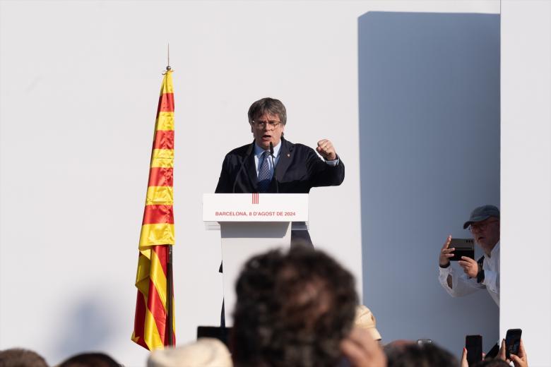 El prófugo de la Justicia, Carles Puigdemont, apareció el pasado 8 de agosto en el centro de Barcelona para dar un mitin político. El dirigente secesionista señaló que “iniciaron una durísima represión que nos ha llevado a la cárcel, al exilio, que ha afectado a miles y miles de personas por el hecho de ser independentistas”. Después de hablar, los Mossos activaron la operación jaula para localizarlo, pero consiguió huir