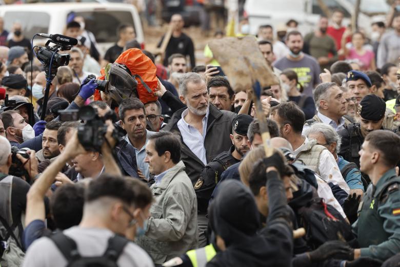 El 3 de noviembre los Reyes visitaron el municipio de Paiporta, uno de los más afectados por la dana, con los presidentes del Gobierno y de la Generalitat valenciana. Los vecinos, quese sentían abandonados por las Administraciones, les recibieron indignados. Cuando empezaron a lanzarles barro y piedras, Sánchez dejó solos a los Reyes y huyó del lugar