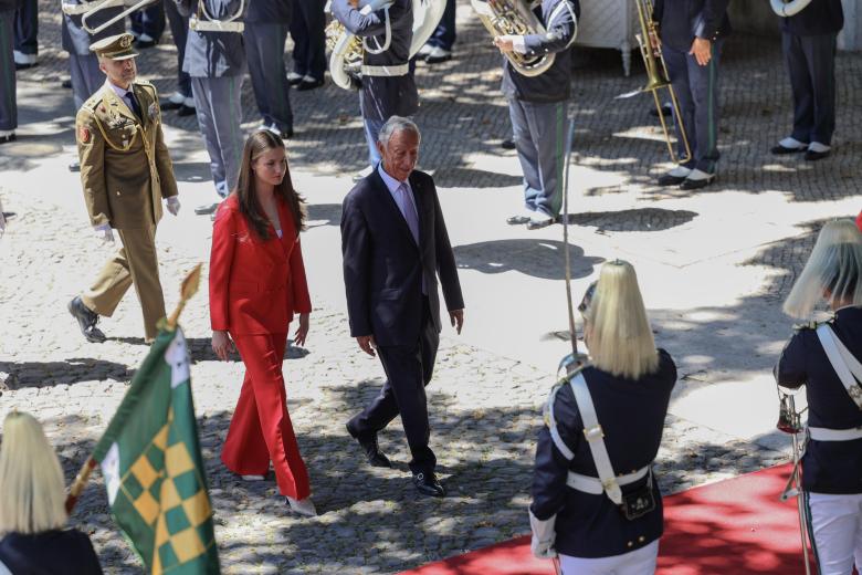 El 12 de julio la Princesa de Asturias realizó su primera visita oficial a un país extranjero que tuvo como destino Portugal. Doña Leonor recibió, por primera vez, honores de Jefe de Estado, pasó revista a las tropas y pronunció un brindis en portugués. Su anfitrión, Marcelo Rebelo de Sousa, le impuso la máxima condecoración que otorga Portugal