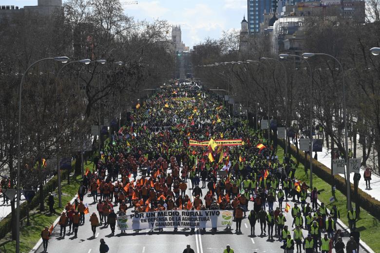 Miles de agricultores colapsan el Paseo de la Castellana (Madrid) para exigir mejoras para el campo