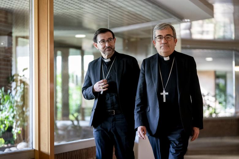 En marzo, fueron elegidos como presidente y vicepresidente de la Conferencia Episcopal Española Luis Argüello, arzobispo de Valladolid, y el cardenal José Cobo, arzobispo de Madrid. Lo primero que hicieron tras su nombramiento fue salir a las puertas de la sede de los obispos en Madrid a conversar con víctimas de abusos en el seno de la Iglesia que se manifestaban en la calle Añastro de Madrid