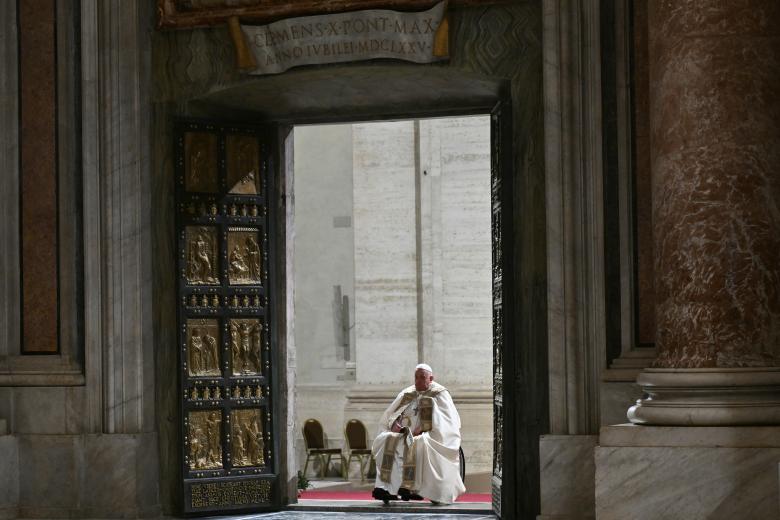 A sus 87 años y 13 de pontificado a sus espaldas, el Papa Francisco se embarcó el 2 de septiembre rumbo al viaje más largo de su papado. Durante 11 días, el obispo de Roma recorrió 33.000 kilómetros y visitó cinco países distintos. Desde el sudeste asiático y Oceanía, clamó por la unidad interreligiosa. «Todas las religiones son un camino para llegar a Dios», dijo en su último discurso e Singapur