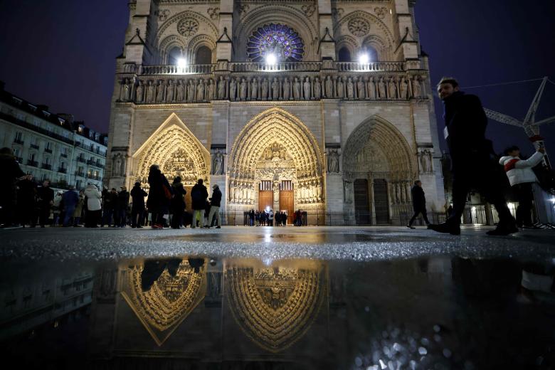 Cinco años después del fuego que devoró la catedral de París, esta ha vuelto a abrir sus puertas. Los distintos proyectos de restauración no han estado exentos de críticas e incluso el resultado final ha sido abucheado como un intento de Marcron de convertir uno de los templos góticos más significativos de Francia en una mera atracción turística