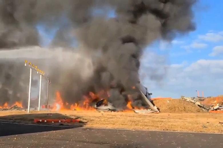 El avión no pudo reducir la velocidad a tiempo y se estrelló contra un muro