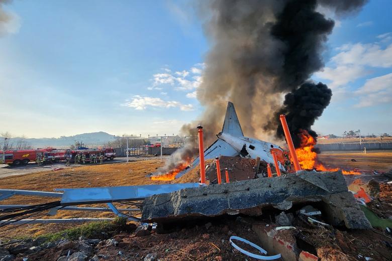 El impacto provocó una explosión y una intensa humareda negra