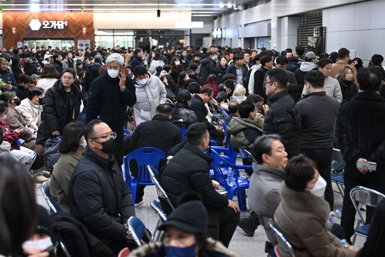 Familiares y amigos de los pasajeros que iban en el avión se han acercado hasta el aeropuerto para conocer la última hora de sus familiares