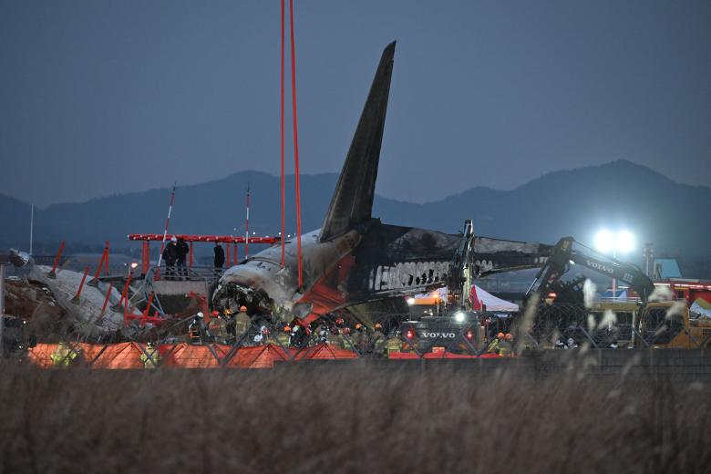 Familiares y amigos de los pasajeros que iban en el avión se han acercado hasta el aeropuerto para conocer la última hora de sus familiares