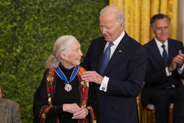 Jane Goodall recibe la medalla de manos del presidente Biden y en presencia del resto de premiados