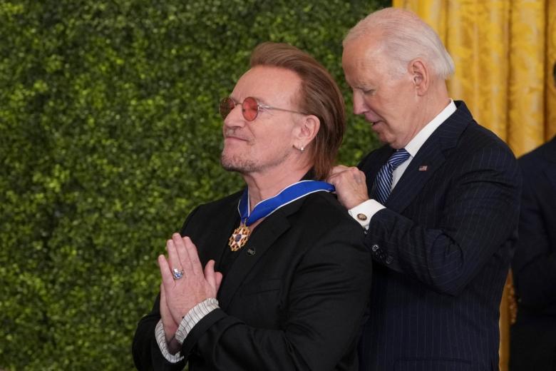 Bono, cantante de la banda de rock irlandesa U2, agradecido durante la ceremonia