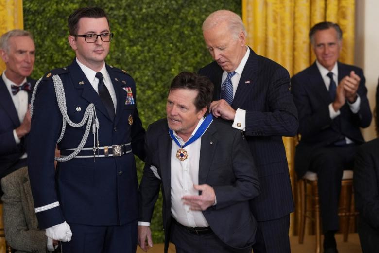 El actor Michael J. Fox, visiblemente afectado por el párkinson, recibe la Medalla Presidencial de la Libertad, la máxima condecoración que puede recibir un civil en Estados Unidos