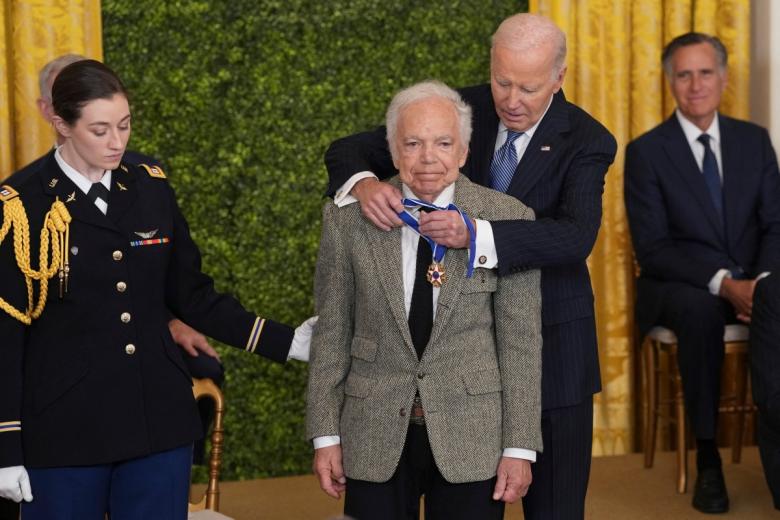 El diseñador de moda Ralph Lauren, de 85 años, recibe la medalla de manos del presidente Biden