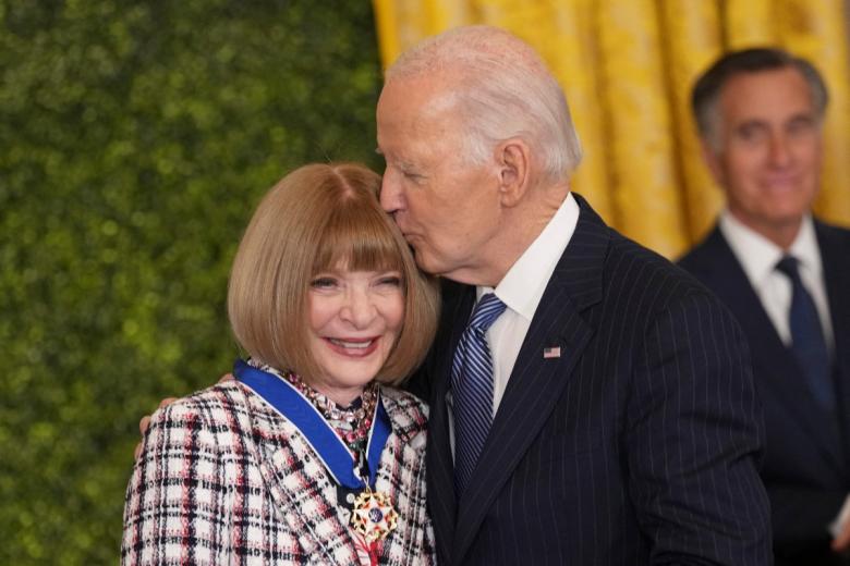 Joe Biden besa a la editora de moda Anna Wintour, que lleva casi 40 años como jefa de redacción de la revista Vogue