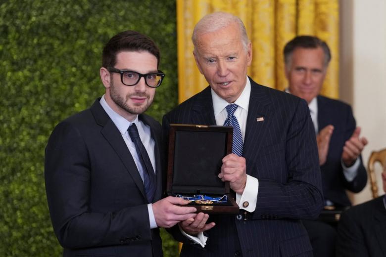 Alex Soros recibe en nombre de su padre, George Soros, la distinción de manos de Biden