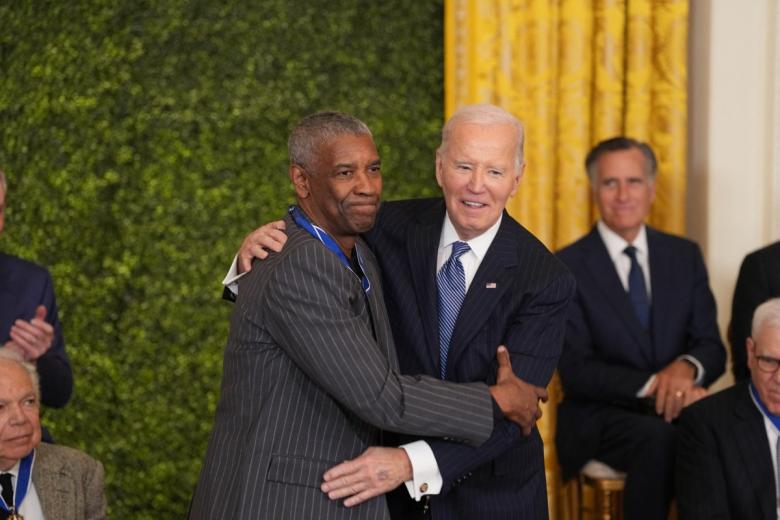 El actor Denzel Washington se abraza con Biden tras la imposición de la medalla. No fue el único actor premiado en esta ceremonia