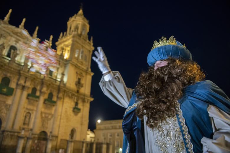 JAÉN (ANDALUCÍA), 04/01/2025.- El Rey Mago Gaspar lanza caramelos a los niños este sábado, ante la Catedral de Jaén, en el marco de la Cabalgata de Reyes. EFE/ José Manuel Pedrosa