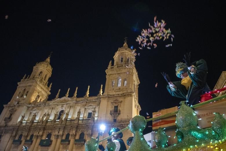 JAÉN (ANDALUCÍA), 04/01/2025.- El Rey Mago Baltasar lanza caramelos a los niños este sábado, ante la Catedral de Jaén, en el marco de la Cabalgata de Reyes. EFE/ José Manuel Pedrosa