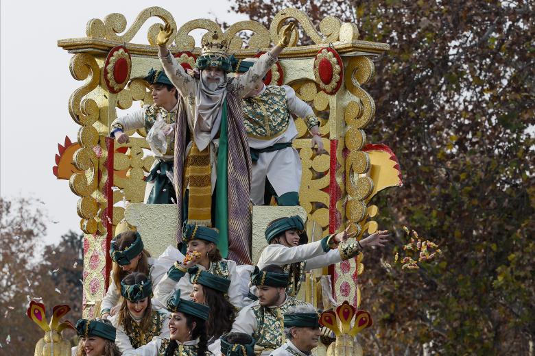 SEVILLA, 04/01/2025.-Vista de la Cabalgata de los Reyes Magos este sábado en Sevilla. La previsión de que se registren lluvias intensas en la tarde del domingo en Andalucía ha originado el adelanto al sábado de las cabalgatas de Reyes.- EFE /José Manuel Vidal