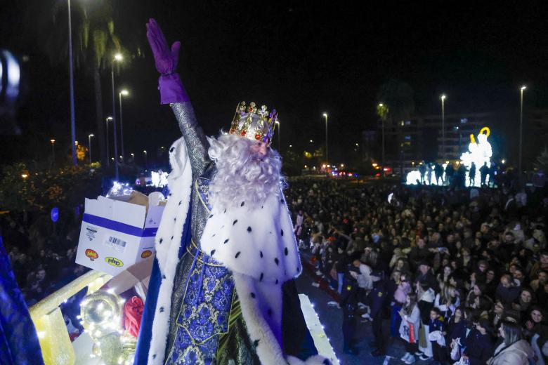 CÓRDOBA (ANDALUCÍA), 04/01/2025.- Fotografía de la cabalgata de reyes de Córdoba adelantada a este sábado ante la previsión de lluvia para la tarde del Domingo. EFE/ Salas