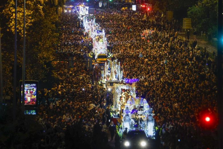 CÓRDOBA (ANDALUCÍA), 04/01/2025.- Fotografía de la cabalgata de reyes de Córdoba adelantada a este sábado ante la previsión de lluvia para la tarde del Domingo. EFE/ Salas