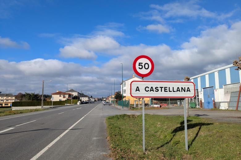 El pequeño núcleo de A Castellana (Aranga) está atravesado por la Nacional 6