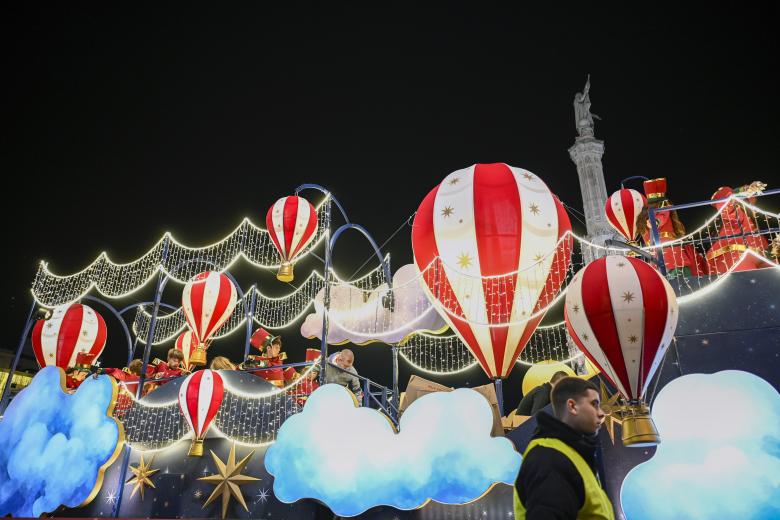 La tradicional Cabalgata de los Reyes Magos ha desfilado este domingo por el Paseo de la Castellana de Madrid haciendo las delicias de grandes y mayores. Doce carrozas y más de 1.500 personas han participado en esta espectacular cabalgata de 2025