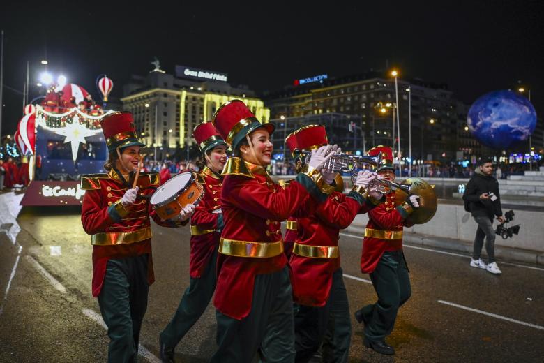 La tradicional Cabalgata de los Reyes Magos ha desfilado este domingo por el Paseo de la Castellana de Madrid haciendo las delicias de grandes y mayores. Doce carrozas y más de 1.500 personas han participado en esta espectacular cabalgata de 2025