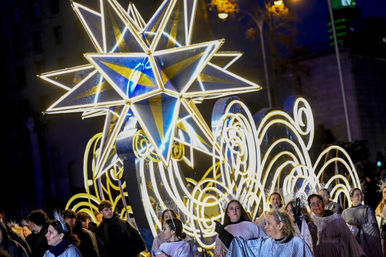 La tradicional Cabalgata de los Reyes Magos ha desfilado este domingo por el Paseo de la Castellana de Madrid haciendo las delicias de grandes y mayores. Doce carrozas y más de 1.500 personas han participado en esta espectacular cabalgata de 2025