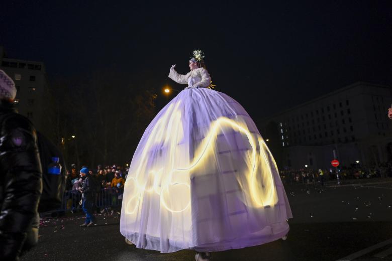 La tradicional Cabalgata de los Reyes Magos ha desfilado este domingo por el Paseo de la Castellana de Madrid haciendo las delicias de grandes y mayores. Doce carrozas y más de 1.500 personas han participado en esta espectacular cabalgata de 2025