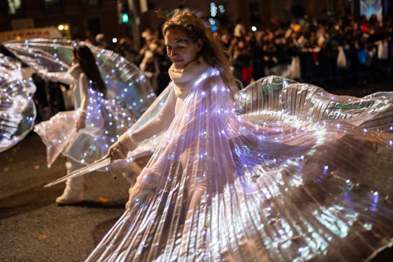 La tradicional Cabalgata de los Reyes Magos ha desfilado este domingo por el Paseo de la Castellana de Madrid haciendo las delicias de grandes y mayores. Doce carrozas y más de 1.500 personas han participado en esta espectacular cabalgata de 2025