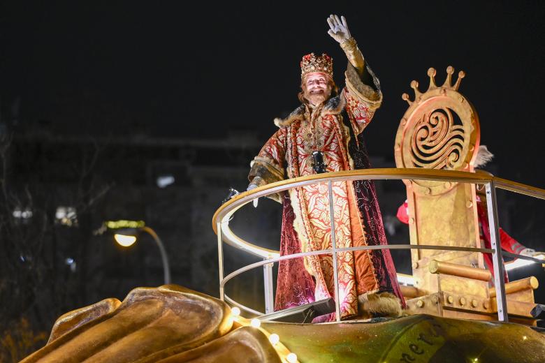 La tradicional Cabalgata de los Reyes Magos ha desfilado este domingo por el Paseo de la Castellana de Madrid haciendo las delicias de grandes y mayores. Doce carrozas y más de 1.500 personas han participado en esta espectacular cabalgata de 2025