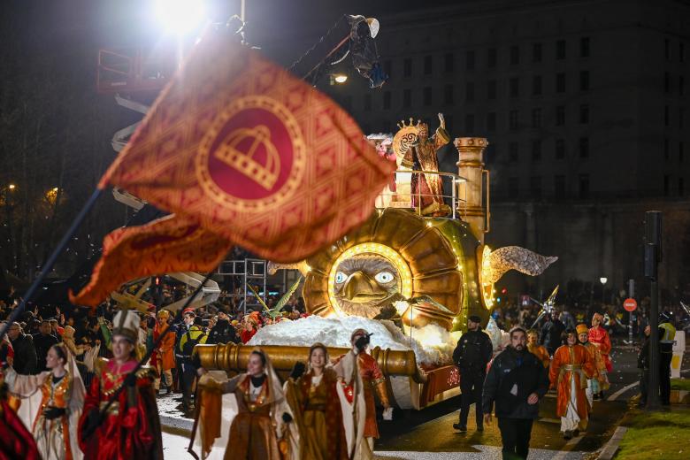 La tradicional Cabalgata de los Reyes Magos ha desfilado este domingo por el Paseo de la Castellana de Madrid haciendo las delicias de grandes y mayores. Doce carrozas y más de 1.500 personas han participado en esta espectacular cabalgata de 2025