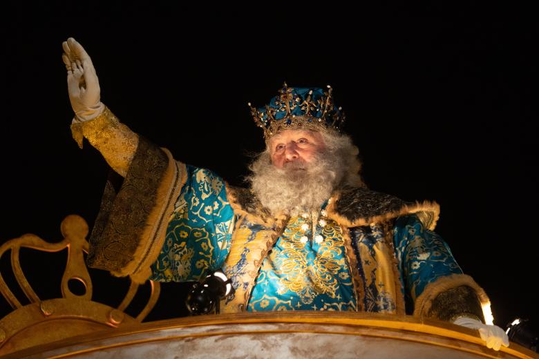 Los Reyes Magos saludan a los niños