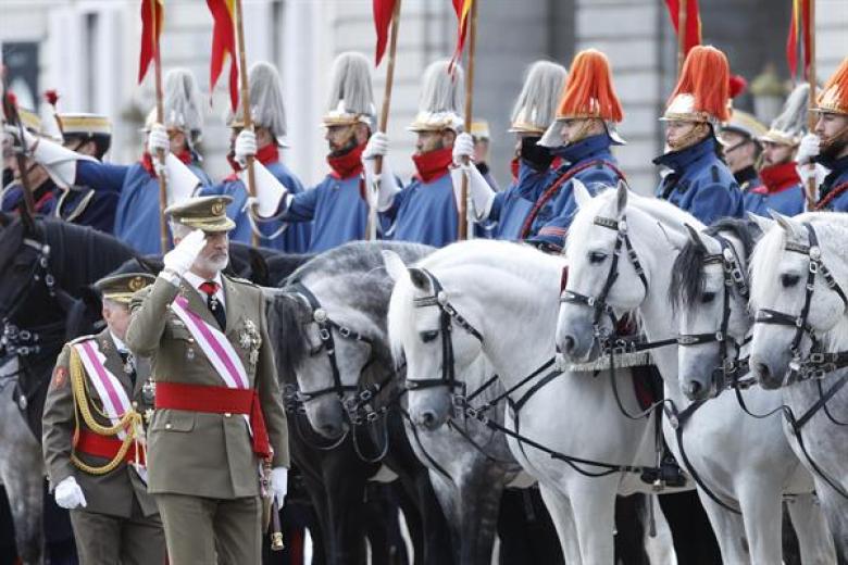 El rey Felipe VI pasa revista a las tropas en la plaza de la Armería del Palacio Real donde se celebra la Pascua Militar