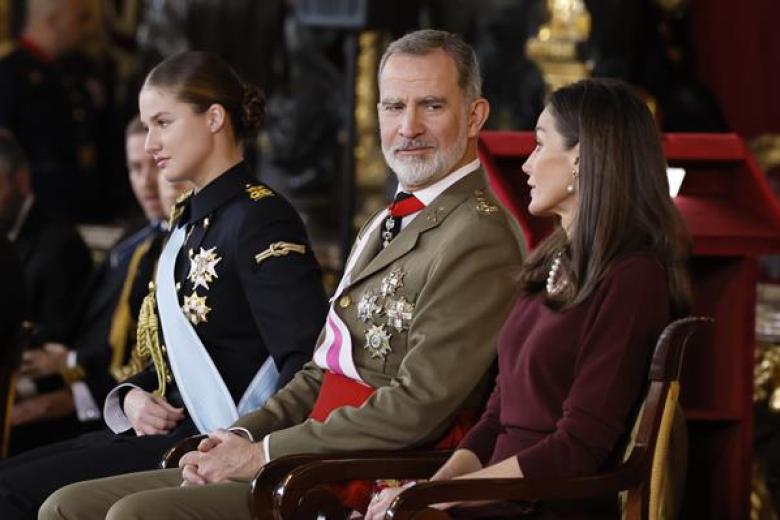 El rey Felipe VI, la reina Letizia y la princesa de Asturias, Leonor, durante la celebración de la Pascua Militar este lunes en el Palacio Real en Madrid