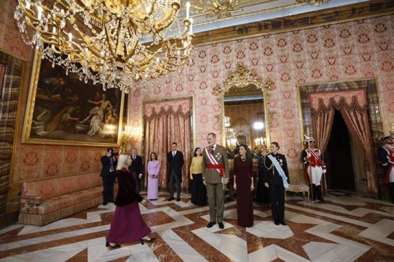 Los reyes Felipe VI y Letizia, junto a la princesa Leonor, durante el acto de celebración de la Pascua Militar este en el Palacio Real en Madrid