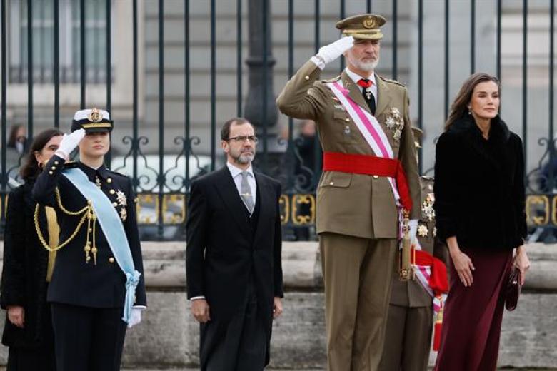 La princesa de Asturias, Leonor (i-d), el rey Felipe VI, la reina Letizia al inicio del acto castrense de la Pascua Militar este lunes en la Plaza de la Armería, frente al Palacio Real en Madrid