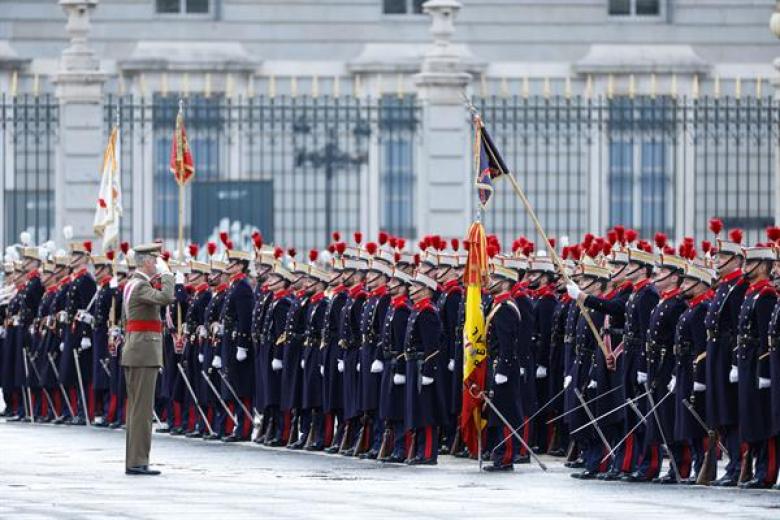 El rey Felipe VI pasa revista a las tropas en la plaza de la Armería del Palacio Real donde se celebra la Pascua Militar este lunes en Madrid