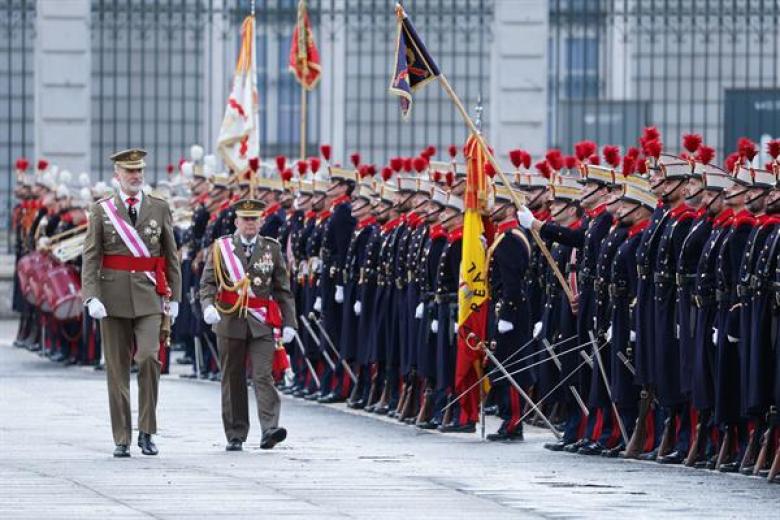 El rey Felipe VI pronuncia un discurso durante la celebración de la Pascua Militar este lunes en el Palacio Real en Madrid