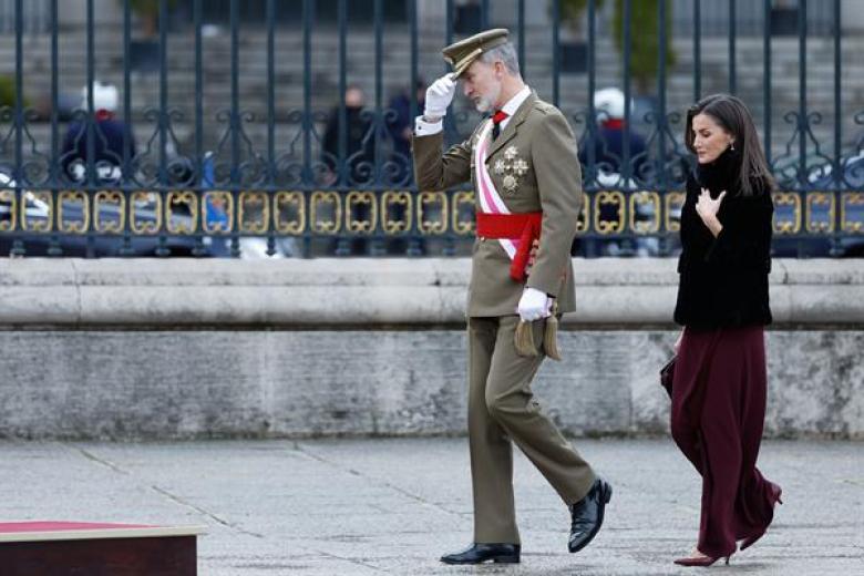 El rey Felipe VI y la reina Letizia tras el acto castrense de la Pascua Militar este lunes en la Plaza de la Armería