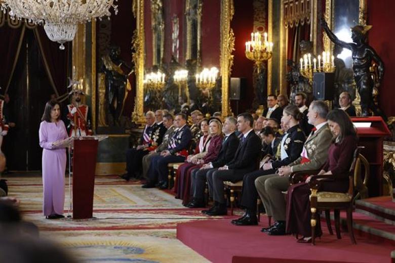 El rey Felipe VI (2d), la reina Letizia (d), la princesa de Asturias, Leonor (3d), y la ministra de Defensa, Margarita Robles (i), durante la celebración de la Pascua Militar este lunes en el Palacio Real en Madrid.