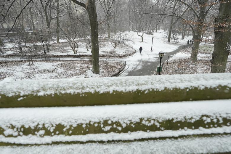 Más de 60 millones de estadounidenses están en alerta por una tormenta de nieve que afecta este lunes a buena parte del país, especialmente a la costa este, donde se esperan acumulaciones notables de nieve que ya han provocado cancelaciones de miles de vuelos y cortes de energía en algunos puntos